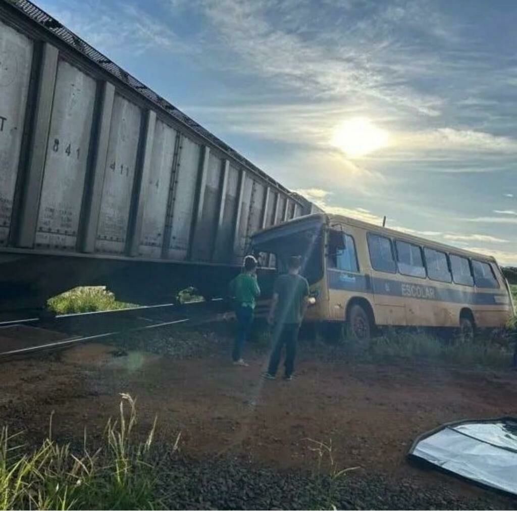 Imagem de compartilhamento para o artigo Três crianças ficam feridas após colisão entre ônibus escolar e trem da MS Todo dia